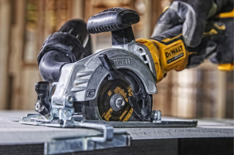 Купить Пила дисковая аккумуляторная DEWALT DCS 571 N фото №7